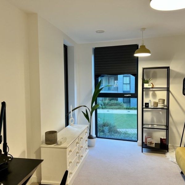 2 Bed Flat, Hawthorne Crescent, SE10 - Photo 1