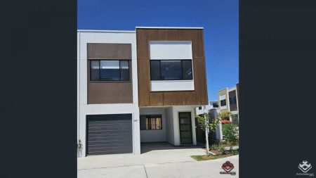 “4 Bedroom Townhouse” - Photo 2