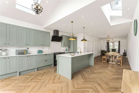 Recently built four bedroom family house in a great location. - Photo 3