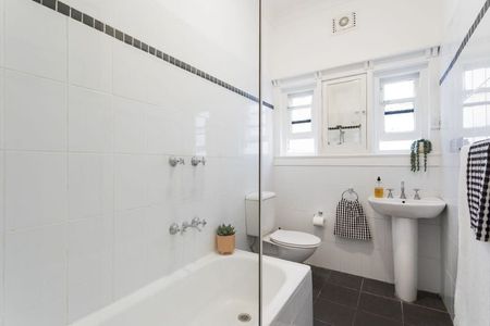 Elegant village apartment 80 metres from Bondi Rd - Photo 5