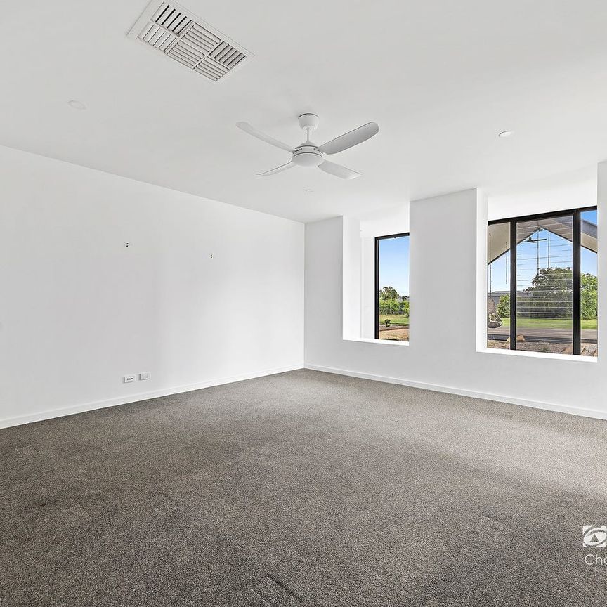 Timeless Design Meets Curated Luxury – Just 5km from Echuca - Photo 1