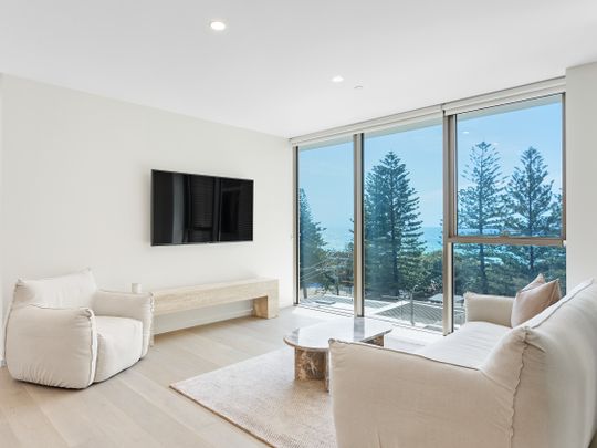 Luxury and comfort in the heart of Burleigh Heads - Fully Furnished - Photo 1