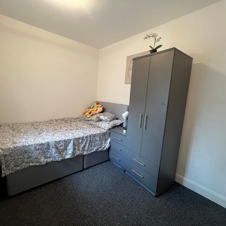 1 bedroom in a house share to rent - Photo 1