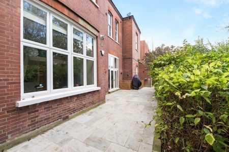 4 bedroom flat to rent - Photo 4