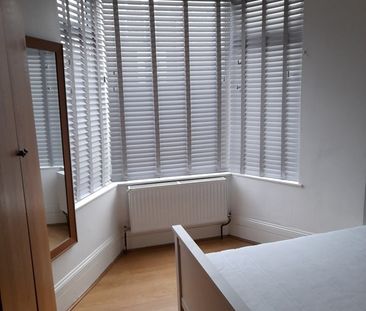 2 Bed Maisonette, Holly Park Road, N11 - Photo 4