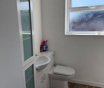 3 Bed Terraced House, Thompson Lane, OL9 - Photo 2
