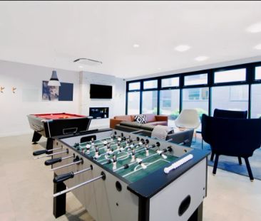 Large Ensuite: Three Bed Flat - Photo 5