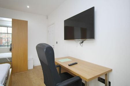 1 bedroom in a flat share to rent - Photo 2
