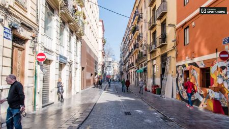 Bohemian 1-bedroom apartment for rent near Portal de la Valldigna in Ciutat Vella - Photo 5