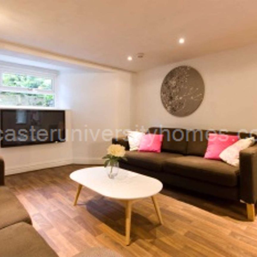 Large 6 Double Bedroom House Located in the heart of Lancaster Room 3 - Photo 1