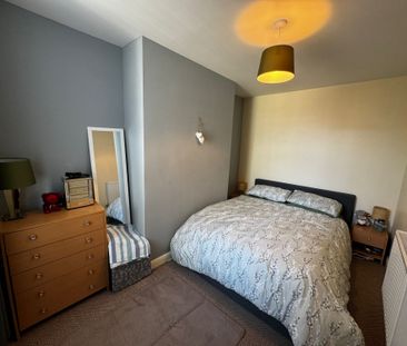A large three-bedroom terraced house. Offering an ideal family home... - Photo 3