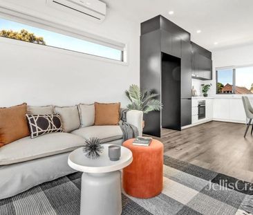 A Private, Light-Filled Townhome - Photo 2