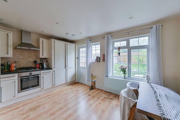 3 bedroom end of terrace house to rent - Photo 1