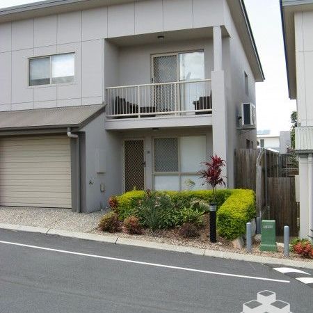 Ducted AC 3 bedroom townhouse - Photo 1