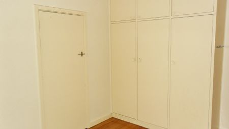 ONE BEDROOM APARTMENT IN AN EXCELLENT LOCATION - Photo 5