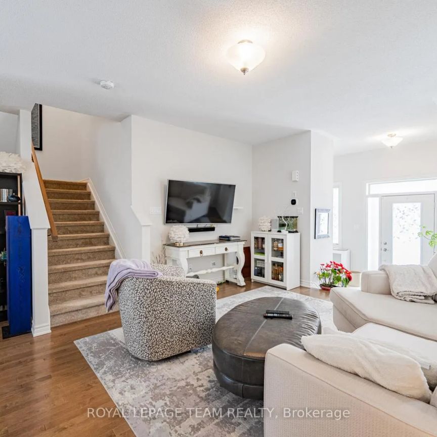 6 DARVOY MEWS - Photo 1