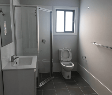 Modern 2 bedroom house ~600m to Train station - Photo 4