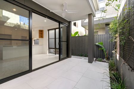 Modern 3 Bedroom Home in Central Coolum! - Photo 2