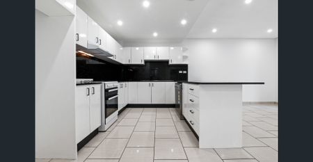 Spacious 4 Bedroom Double Brick Duplex in Prime Location - Photo 2