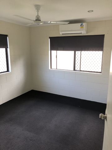 3 Bedroom Unit with secure back yard - Photo 3