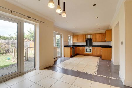 4 bedroom semi-detached house to rent - Photo 2