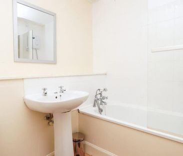 3 bedroom flat to rent - Photo 2