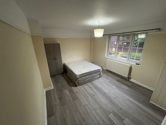 Room in a Shared House, Selby Road, N17 - Photo 1