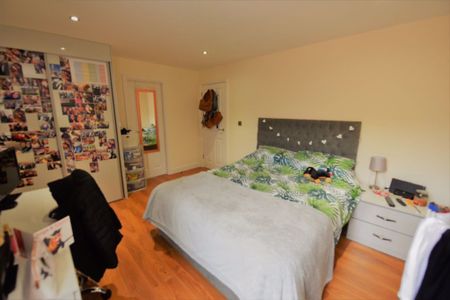 3 bedroom Flat in Flat 5, Leeds - Photo 3