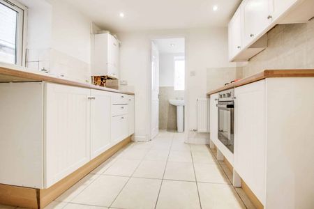 Basement Flat, 7 York Road, Swindon, Swindon, SN1 - Photo 3