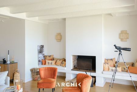 Architecture traditionnelle des années 60, cette villa de 220 m2 profite d'un emplacement idyllique en première ligne, au bord de l'eau, sur un terrain de 1 100 m2, entre le Moulleau et le Pyla. - Photo 2