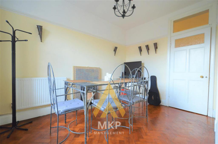 3 bedroom flat to rent - Photo 2