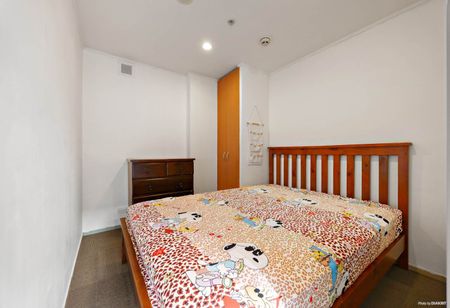 Sunny 2-Bedroom City Apartment - Photo 4