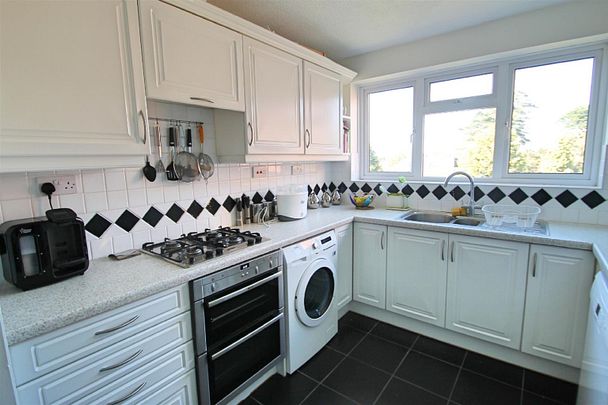 2 bed flat to rent in Howton Place, Bushey, WD23 - Photo 1