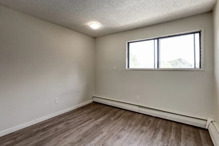 2 Bedroom - Photo 4