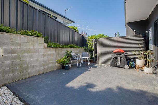 Gorgeous 3 Bedroom Townhouse with 2 Living Areas! - Photo 1