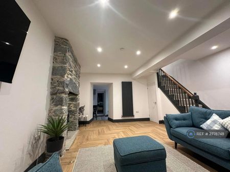 4 bedroom end of terrace house to rent - Photo 2