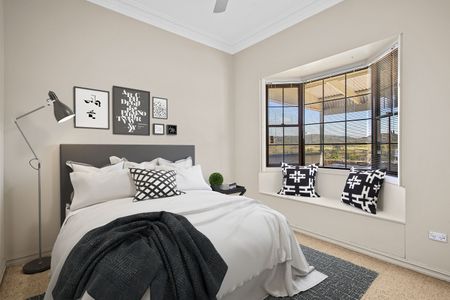 Spacious 4 Bedroom Home with Swimming Pool! - Photo 4