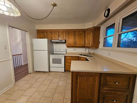 For Lease - 6 Fairhill Crescent, Toronto, Ontario - Photo 2