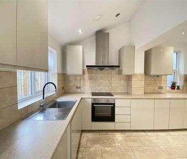 Beautifully Renovated Bedroom House In Edgware, HA8 - Photo 1