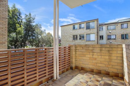 Conveniently located two bedroom apartment with parking - Photo 2