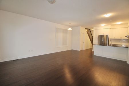 For Lease - 3 Terrain Court, East Gwillimbury, Ontario - Photo 4