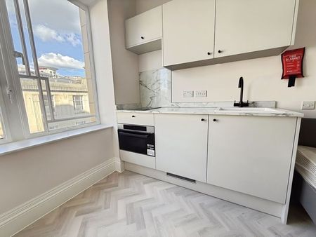 New build luxury apartment with bills included situated by the beach - Photo 3