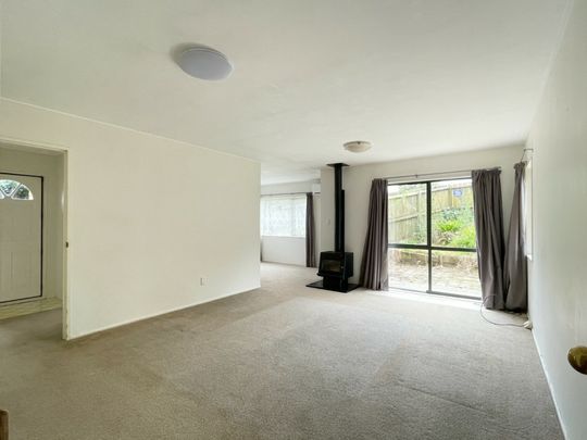 3 BEDROOM - BRICK AND TILE - PRIVATE ROAD - GARAGE - Photo 1
