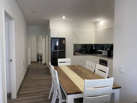 Modern & Close to Town Apartment - Photo 4