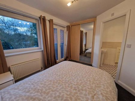 4 bedroom flat share to rent - Photo 2