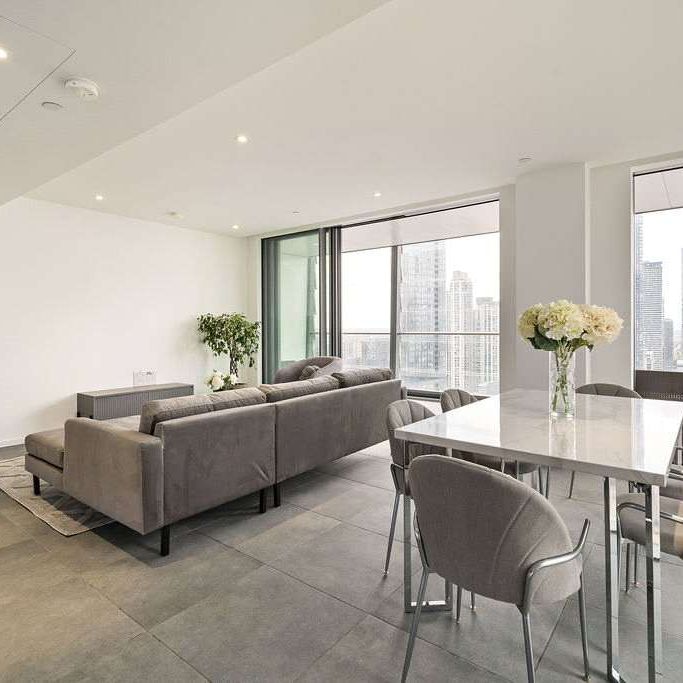 Superbly presented 3 double bedroom, 3 bathroom apartment to rent on the edge of the Canary Wharf Estate. - Photo 1