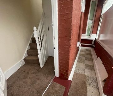 3 bedroom flat to rent - Photo 2