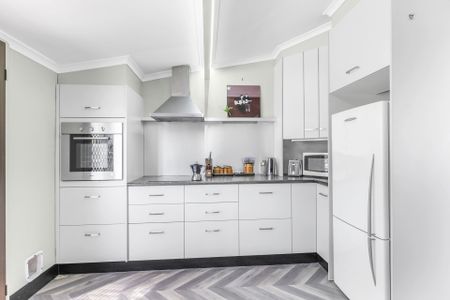 CHARMING 2-BEDROOM HOME WITH SUNROOM, LARGE GARDEN & REAR DECK - Photo 2