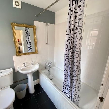 1 bedroom in a house share to rent - Photo 3
