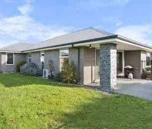 Large family home ready to move in - Photo 1